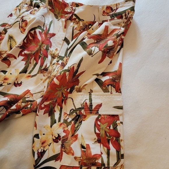 Chico's size 1 (8-10) ankle cream color with floral pants. Has matching belt. - Picture 8 of 15